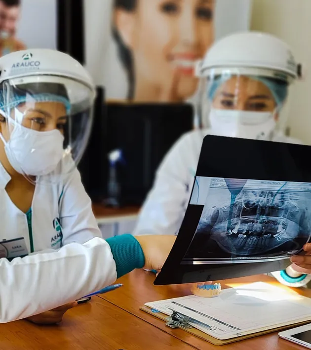 Odontólogas de Arauco Odontología revisando una radiografía dental panorámica